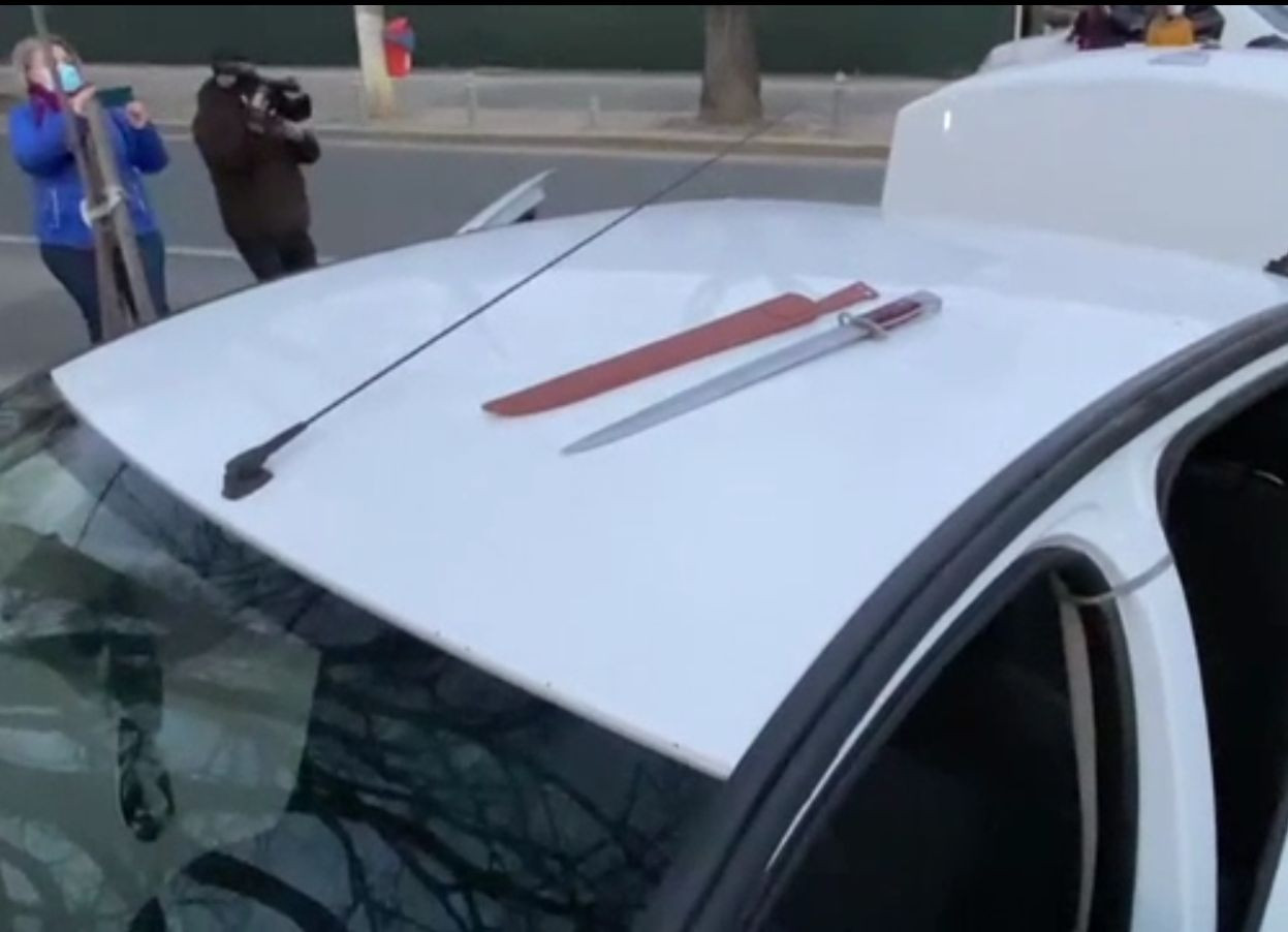 O macetă a fost confiscată de polițiști, la proteste. Unde o ascunsese un tânăr