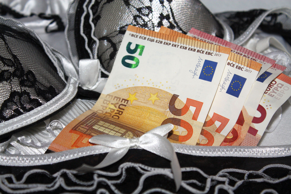 Ce a pățit un bărbat de 81 de ani din Mureș după ce a petrecut cu prostituate. După 8 luni a sunat la poliție