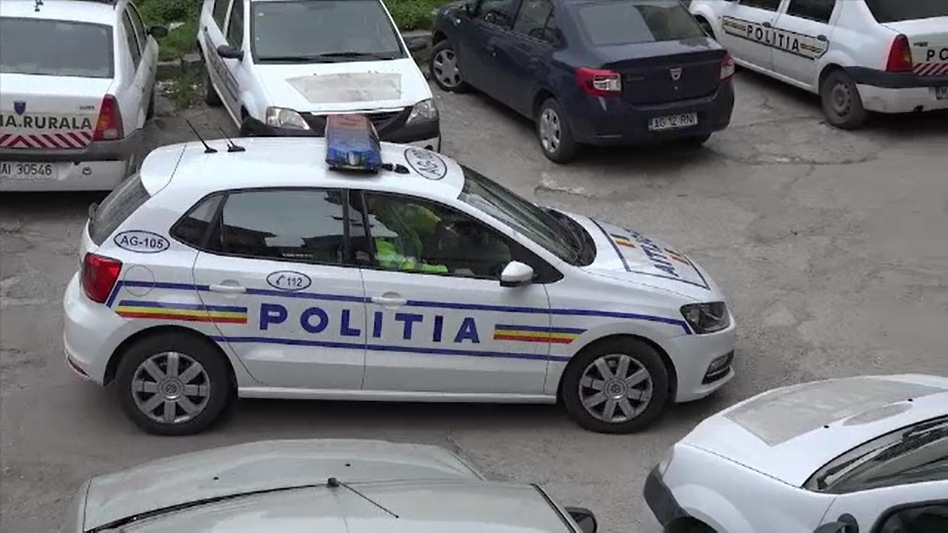 Patru tineri din Prahova sunt cercetaţi după ce ar fi reuşit să spargă 18 maşini