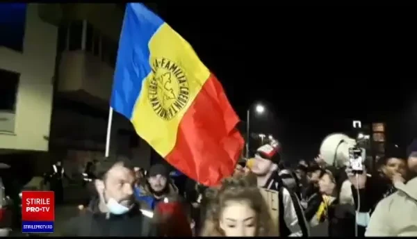 Mii de români au protestat în țară. Un interlop din Târgoviște s-a filmat aruncând petarde