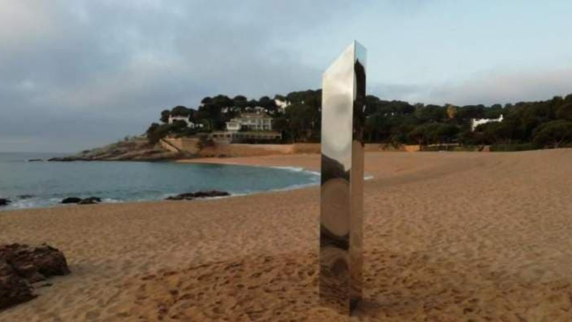 Monolitul apărut pe o plajă din Spania, similar celui din Utah, a fost vandalizat