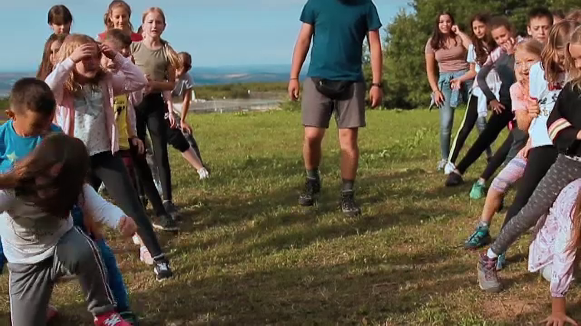 Soluțiile găsite de părinți ca să le ocupe copiilor timpul, după prelungirea vacanței la patru săptămâni