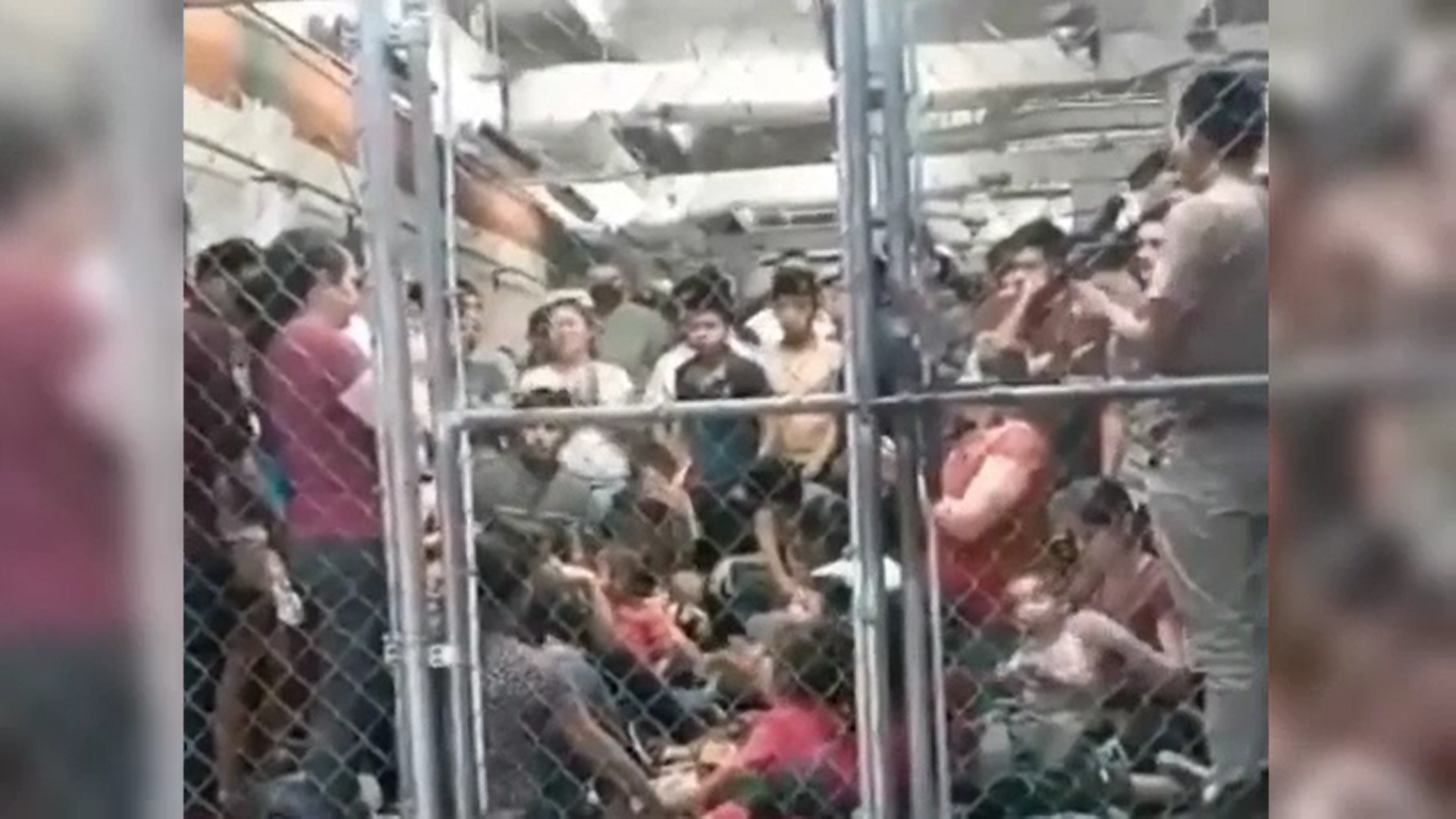 Video. Imagini revoltătoare din Mexic. Sute de imigranți sunt ținuți în cuști de metal fără măști