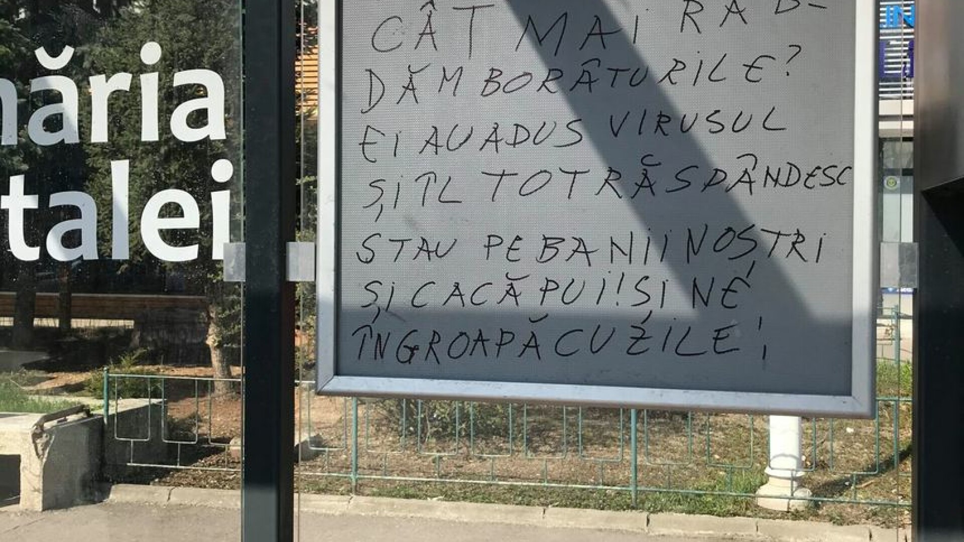 Mesaj rasist, scris într-o staţie de autobuz dintr-un cartier select din București