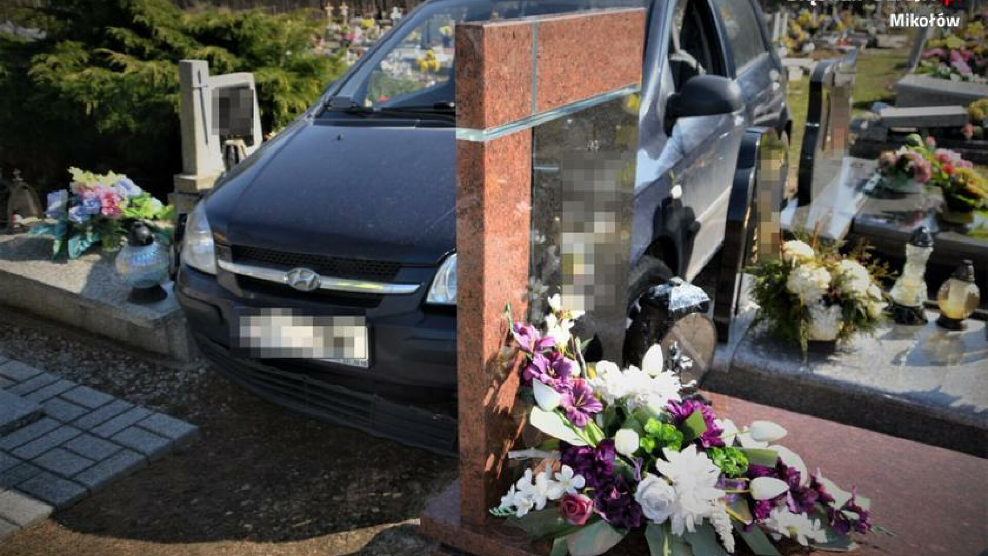 Dezastrul provocat de un șofer de 88 de ani într-un cimitir, după ce a intrat cu mașina printre morminte