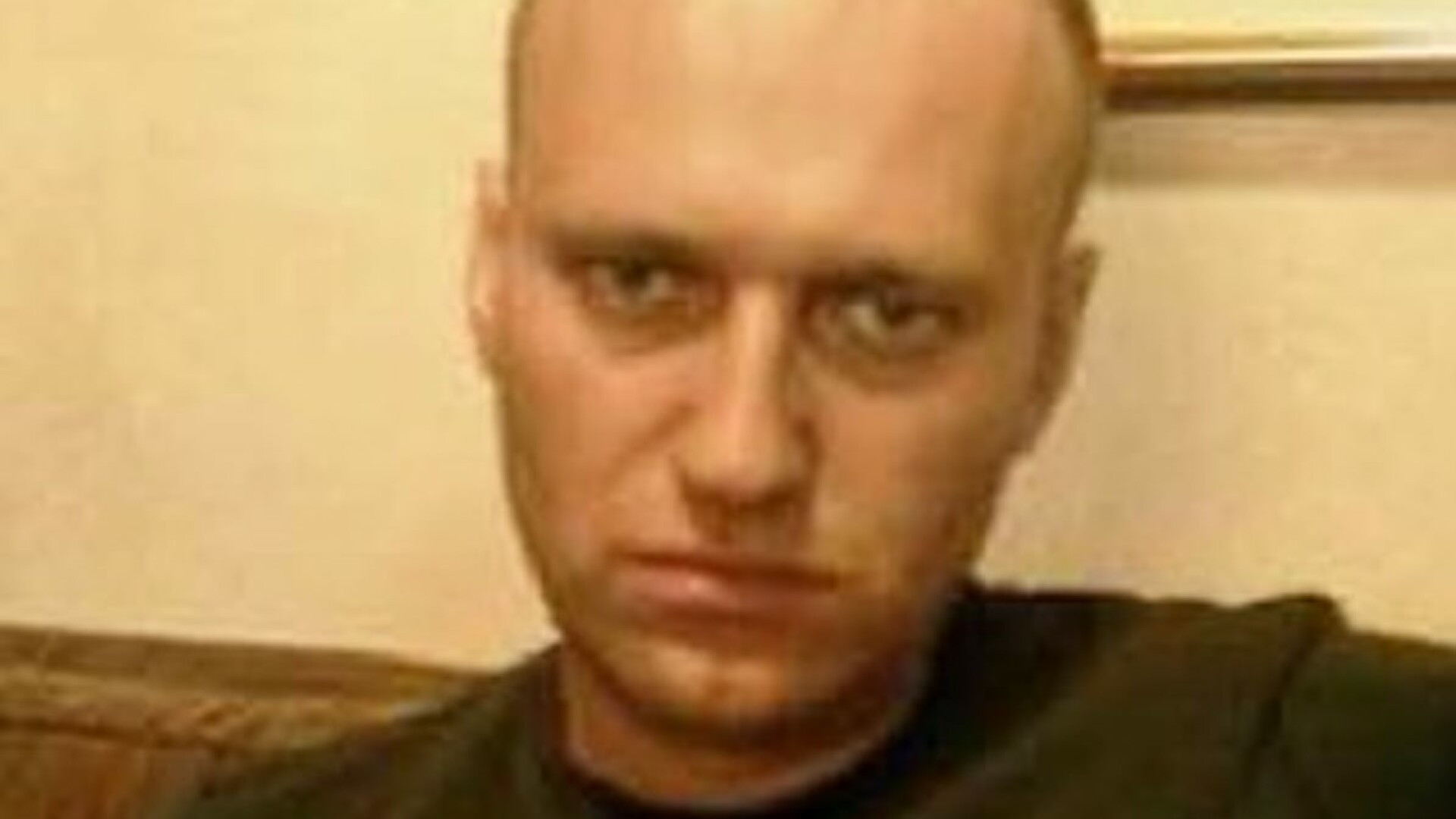 Cum îl tentează gardienii pe Navalnîi să renunțe la greva foamei: Prăjesc pui lângă el și îi pun dulciuri în buzunare