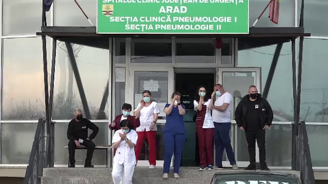 Un grup de arădeni a dus flori medicilor din secțiile Covid, după ce au fost jigniți de protestatari
