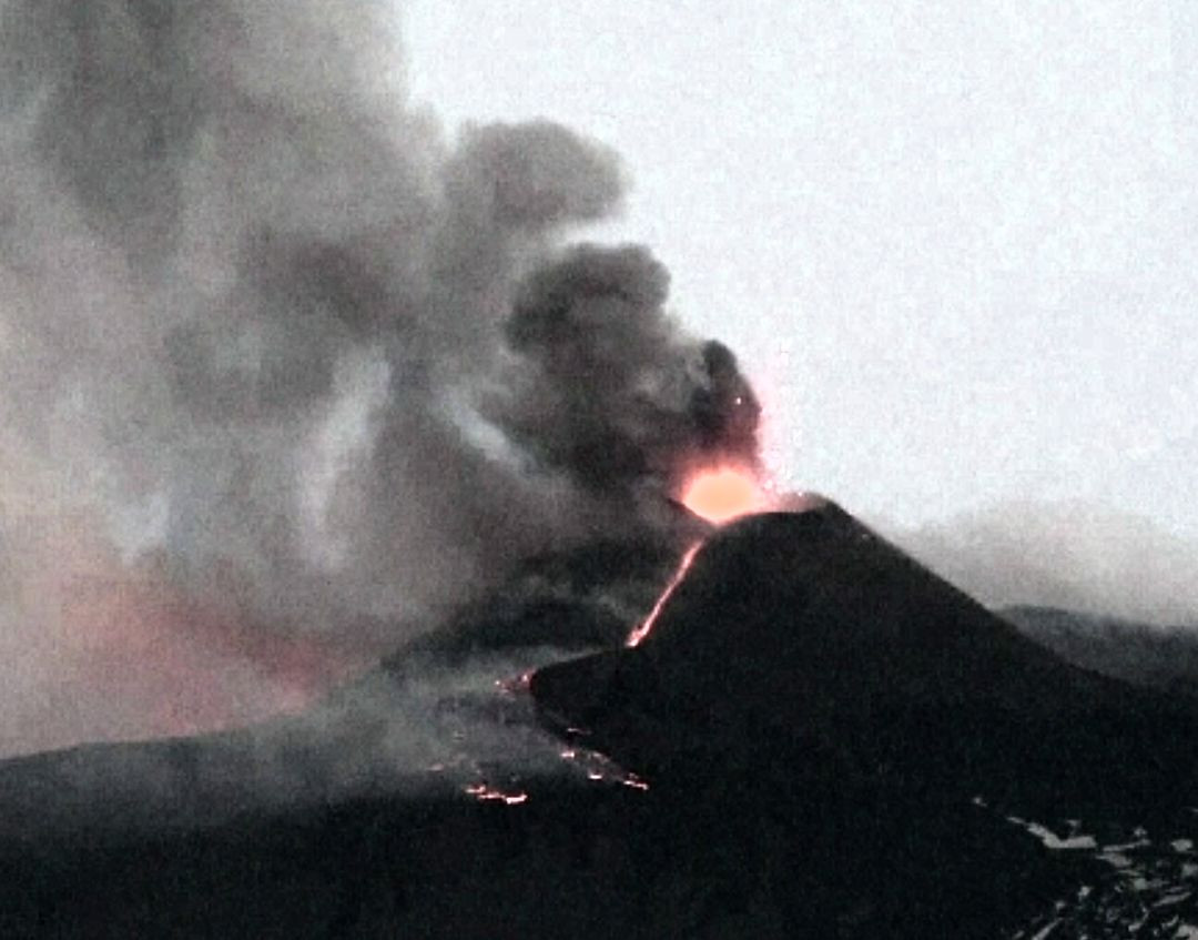 Vulcanul Etna a erupt din nou. Traficul aerian a fost deviat