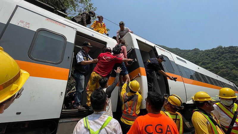 Un tren a deraiat în Taiwan. Cel puțin 48 de persoane au murit