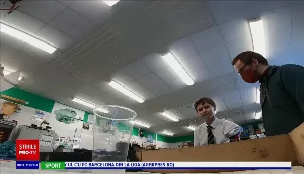 Mână bionică, realizată de un profesor pentru elevul său. Suma infimă pe care a cheltuit-o