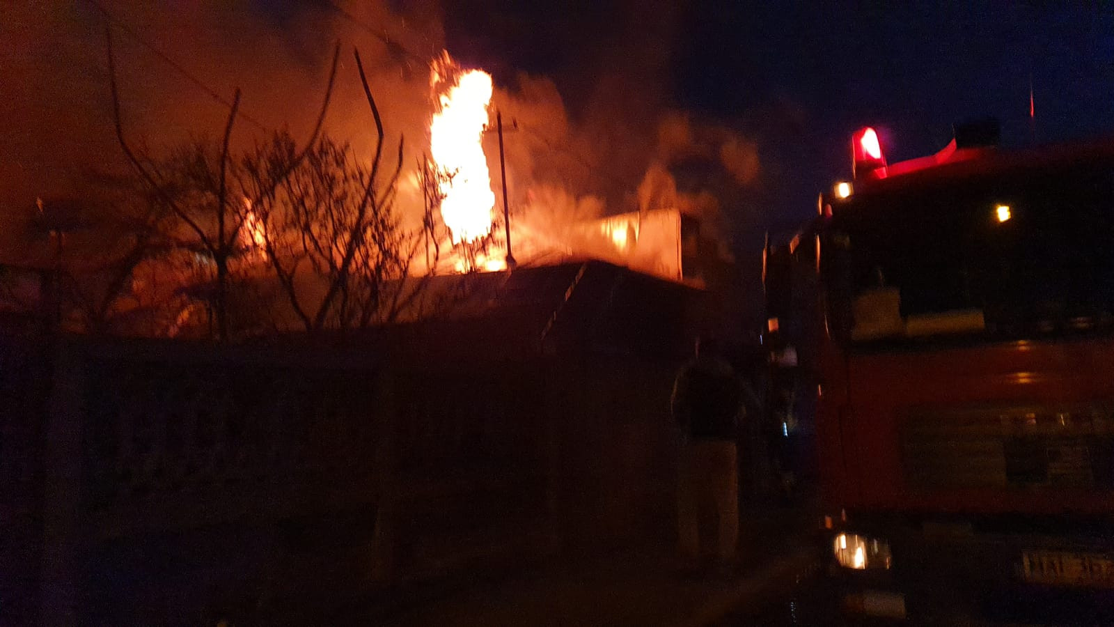 Incendiu uriaș în Capitală. Patru case au fost cuprinse de flăcări