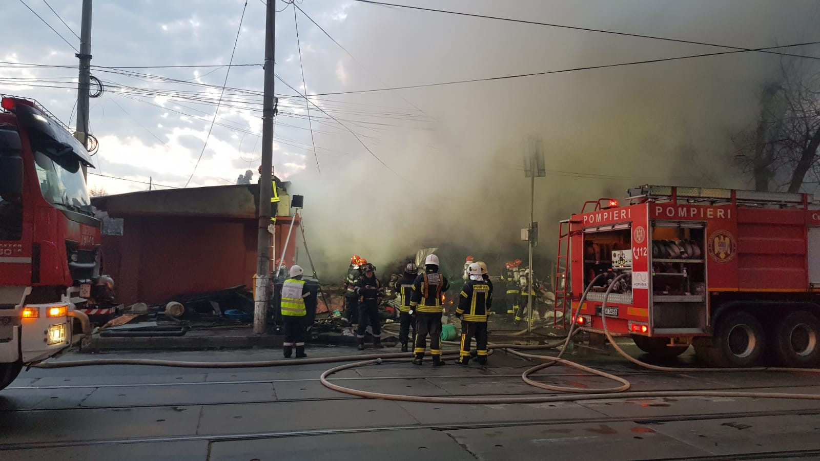 Angajații unui centru social din Târgoviște au anunțat la 112 un incendiu peste drum, fără să ştie că şi la ei ardea