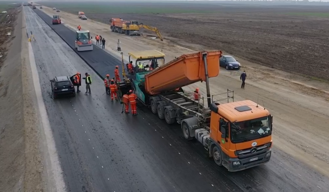 VIDEO. ”Autostrada Ford”. Muncitorii au început să toarne asfalt pe tronsonul 2