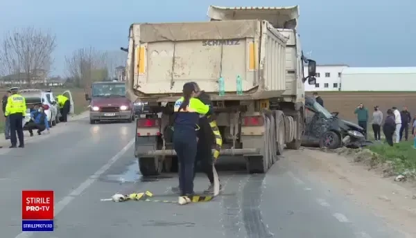 Doi frați de 15 și 22 de ani au murit loviți de un TIR în timp ce se aflau într-o mașină tractată