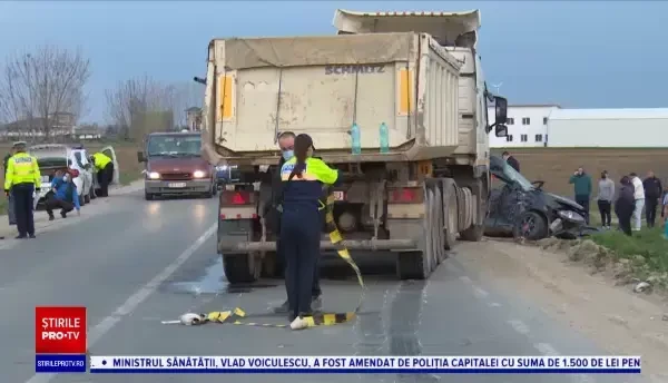 Doi frați de 15 și 22 de ani au murit loviți de un TIR în timp ce se aflau într-o mașină tractată