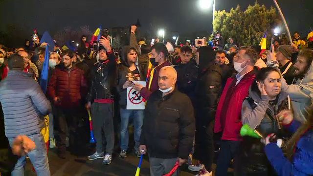 Un nou protest față de restricții în București. Sute de persoane, fără măști și distanțare