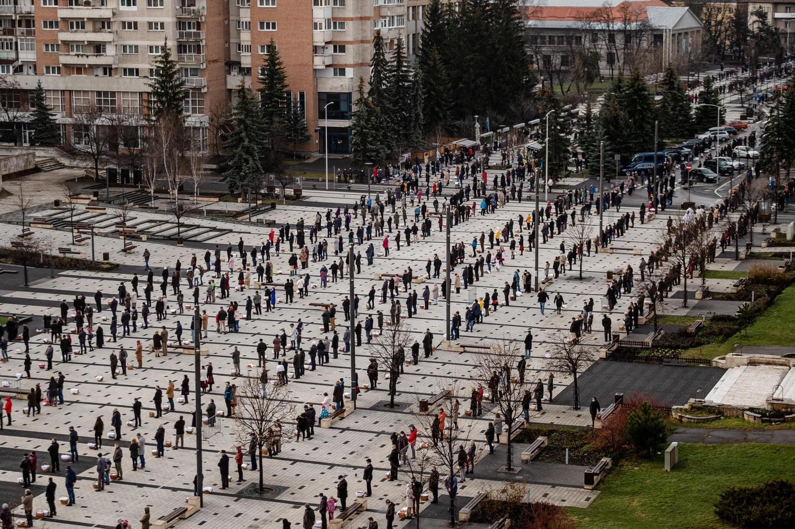 FOTO. Ceremonial impresionant în Miercurea Ciuc, de Paștele Catolic. Oamenii au păstrat distanța