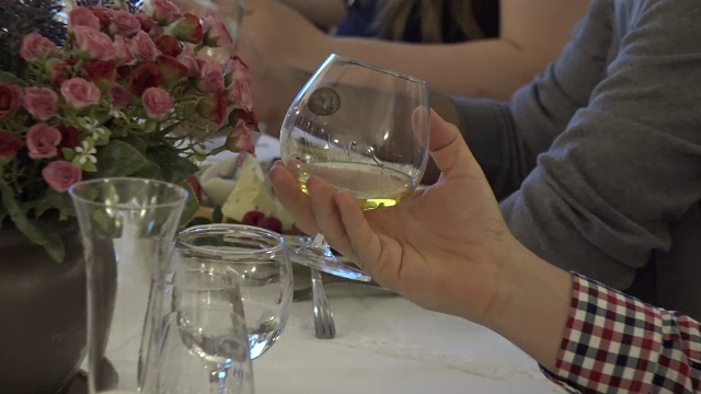 Proprietarii cramelor din Transilvania le propun turiştilor cazare la castel şi degustări cu licori apreciate