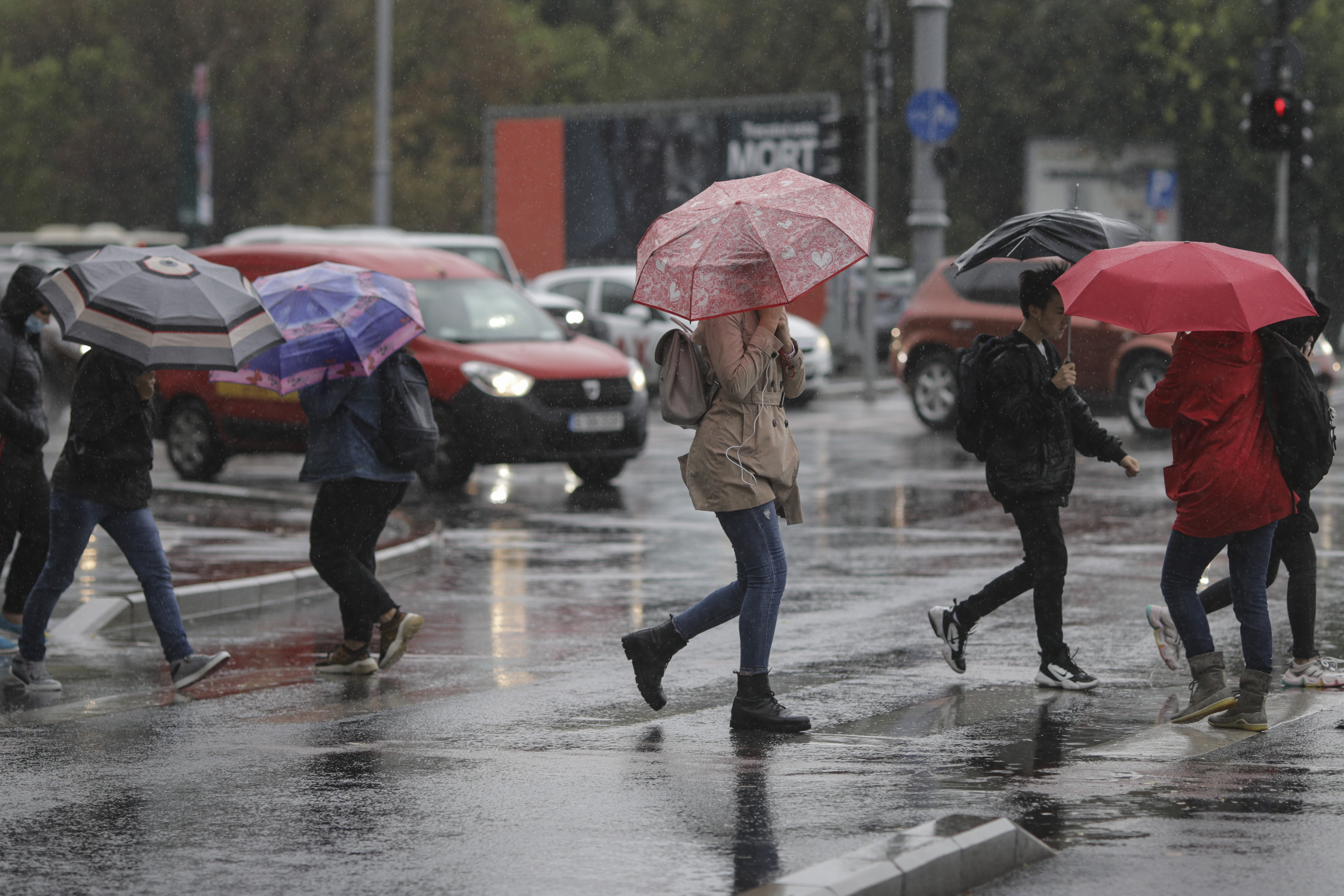 Cod galben de ploi abundente în aproape toată țara. În Tulcea și Constanța este cod portocaliu