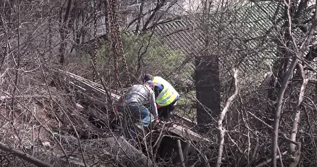 Un șofer s-a urcat beat la volan, a provocat un accident, apoi a ajuns cu camionul într-o râpă