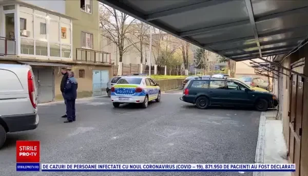 Un bărbat din Arad şi-a înjunghiat soţia, apoi s-a aruncat pe fereastră de la etajul patru
