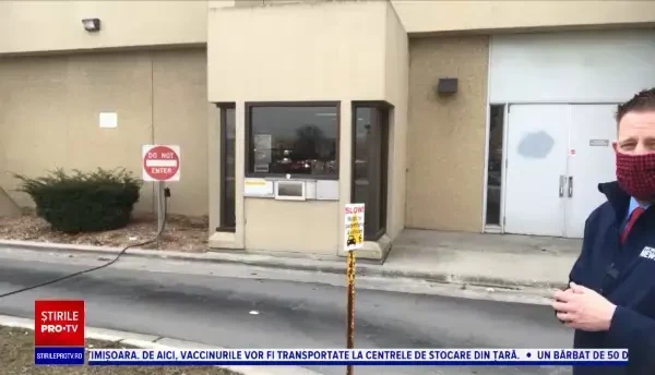 La o bibliotecă din Statele Unite cititorii pot lua cărțile rezervate de la o fereastră drive-in