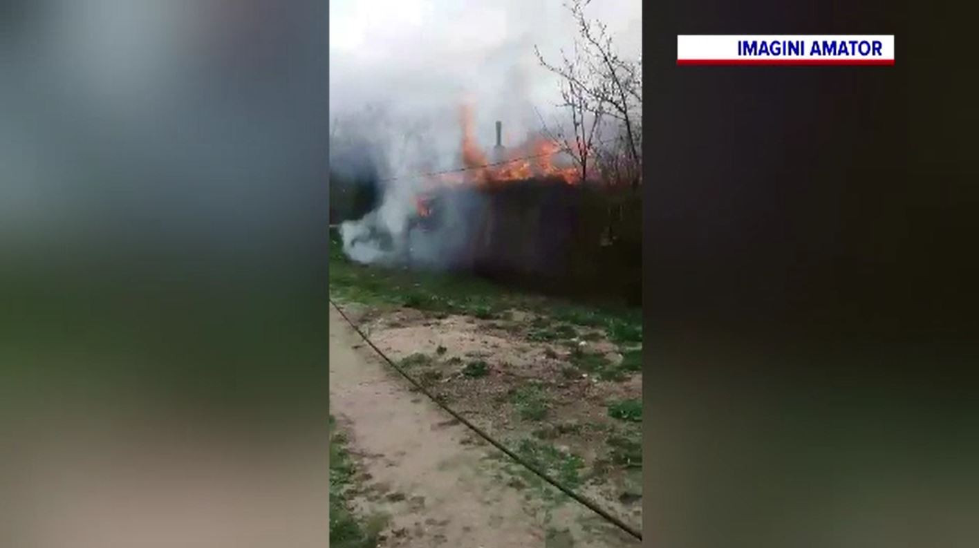 Clipe de panică în Dâmbovița, după ce o locuință a fost mistuită de un incendiu violent