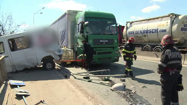 O dubă a fost spulberată de TIR în Oradea, la câteva clipe după ce au coborât muncitorii. Șoferul a scăpat ca prin minune