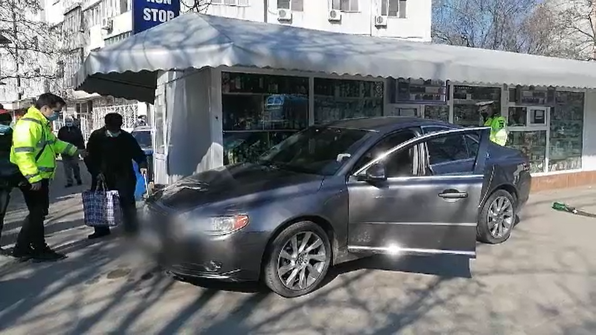 Un şofer din Galați a pierdut controlul volanului şi a lovit în plin 3 pietoni, pe trotuar