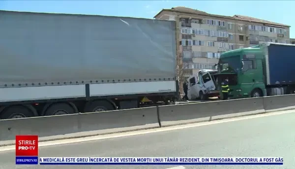 O dubă fost spulberată de TIR în Oradea, la câteva clipe după ce au coborât muncitorii. Șoferul a scăpat ca prin minune