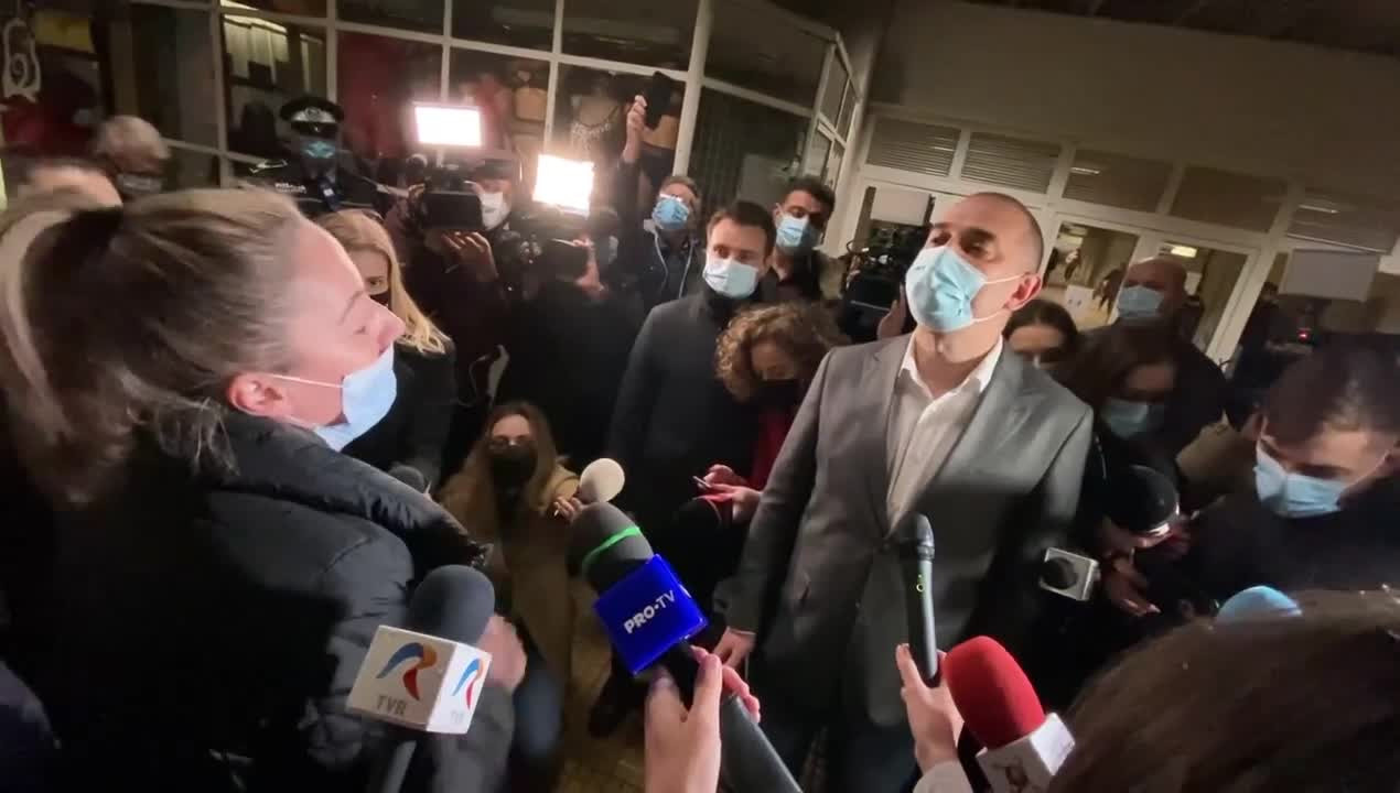 VIDEO. Scandal la metrou. Comercianții refuză să accepte demolarea chioșcurilor