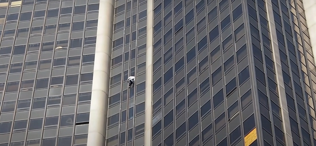 VIDEO. Un tânăr a urcat fără protecție pe Turnul Montparnasse din Paris, înalt de 210 metri