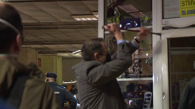 Scandal la metrou, după ce s-a început demolarea spațiilor comerciale. Directorul Metrorex a folosit ranga