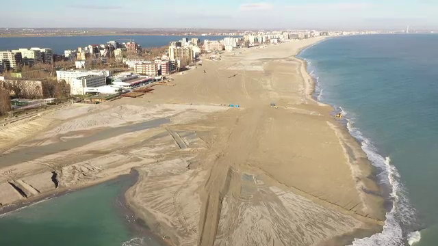 Cea mai scumpă zonă de plajă din Mamaia nu va fi amenajată până în iulie. Care este motivul
