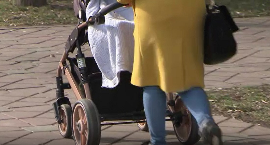 Părinții care se întorc mai devreme din concediul de creștere a copilului primesc bani mai mulți