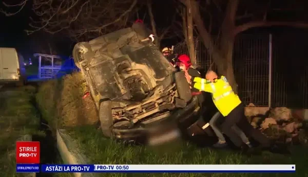 O șoferiță din Dâmbovița a ajuns de urgență la spital după ce s-a răsturnat cu mașina într-o depășire