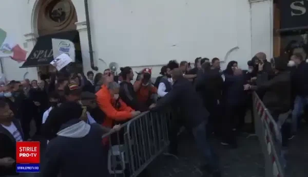 Proteste violente la Roma, din cauza restricțiilor anti-COVID impuse de autorități