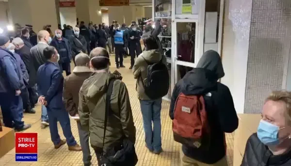 Directorul general Metrorex Ștefan Paraschiv a încercat să deschidă cu ranga ușa unui magazin la metrou