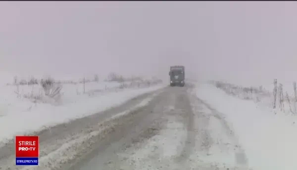 Iarna loveşte din nou în forţă. A nins abundent în centrul ţării şi la munte