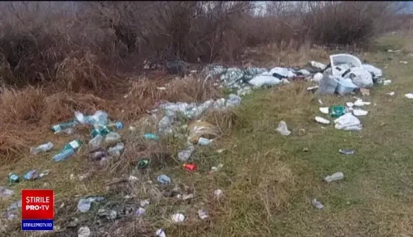 Un activist a sesizat Garda de Mediu despre gunoaiele de la marginea unui râu din Bistrița. Ce s-a întâmplat după 30 de zile