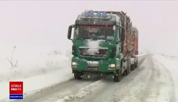 Iarna s-a întors în mai multe zone din țară. Șoferii au rămas blocați pe drumurile alunecoase: „Totul e blocat”