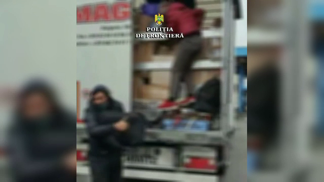 Zeci de migranți găsiți ascunși în TIR-uri, la granița cu Ungaria