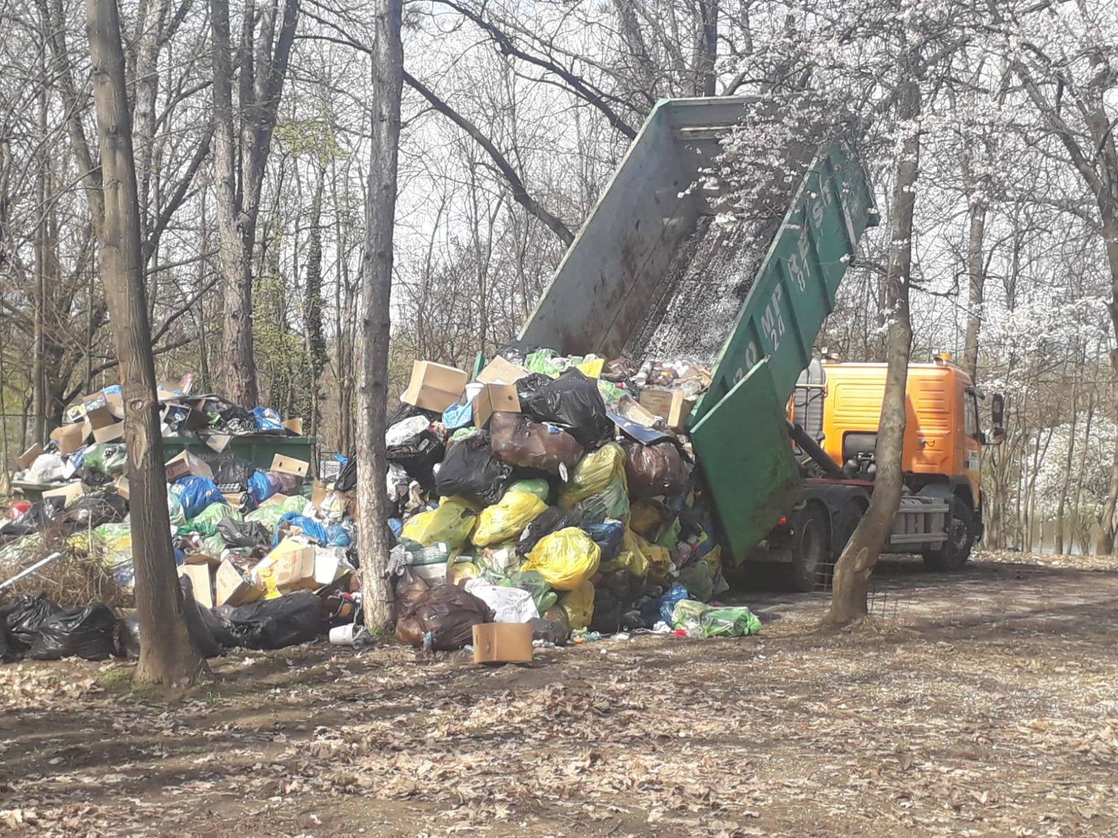 FOTO. Munți de gunoaie pe iarbă, într-unul dintre cele mai frumoase parcuri din București