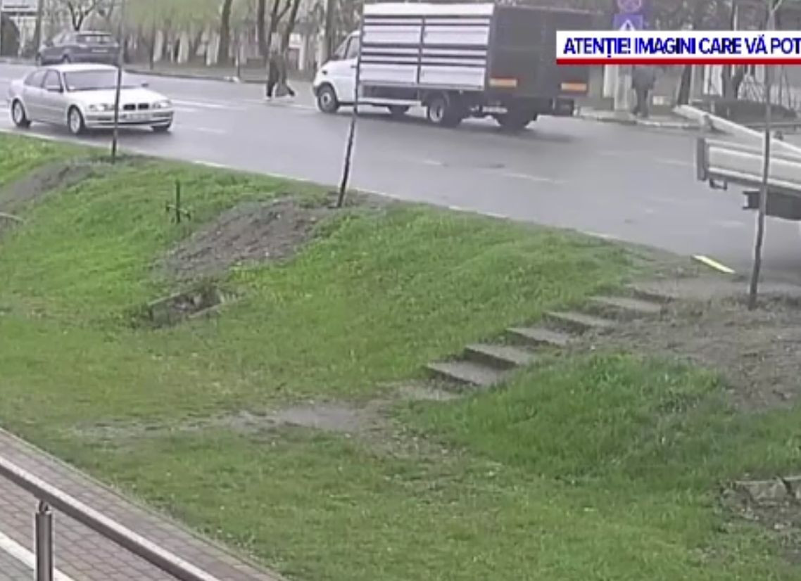 Bătrână accidentată de o camionetă, la Tecuci, când traversa regulamentar
