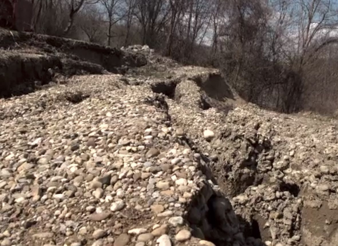Drumuri distruse de alunecările de teren, în Prahova. Primăriile nu au bani să le repare