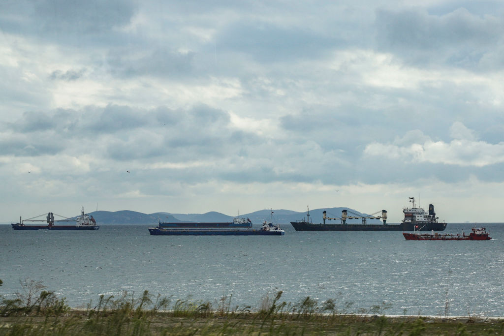 Accident cumplit pe o navă aflată în Malaezia. Doi marinari români au fost răniţi