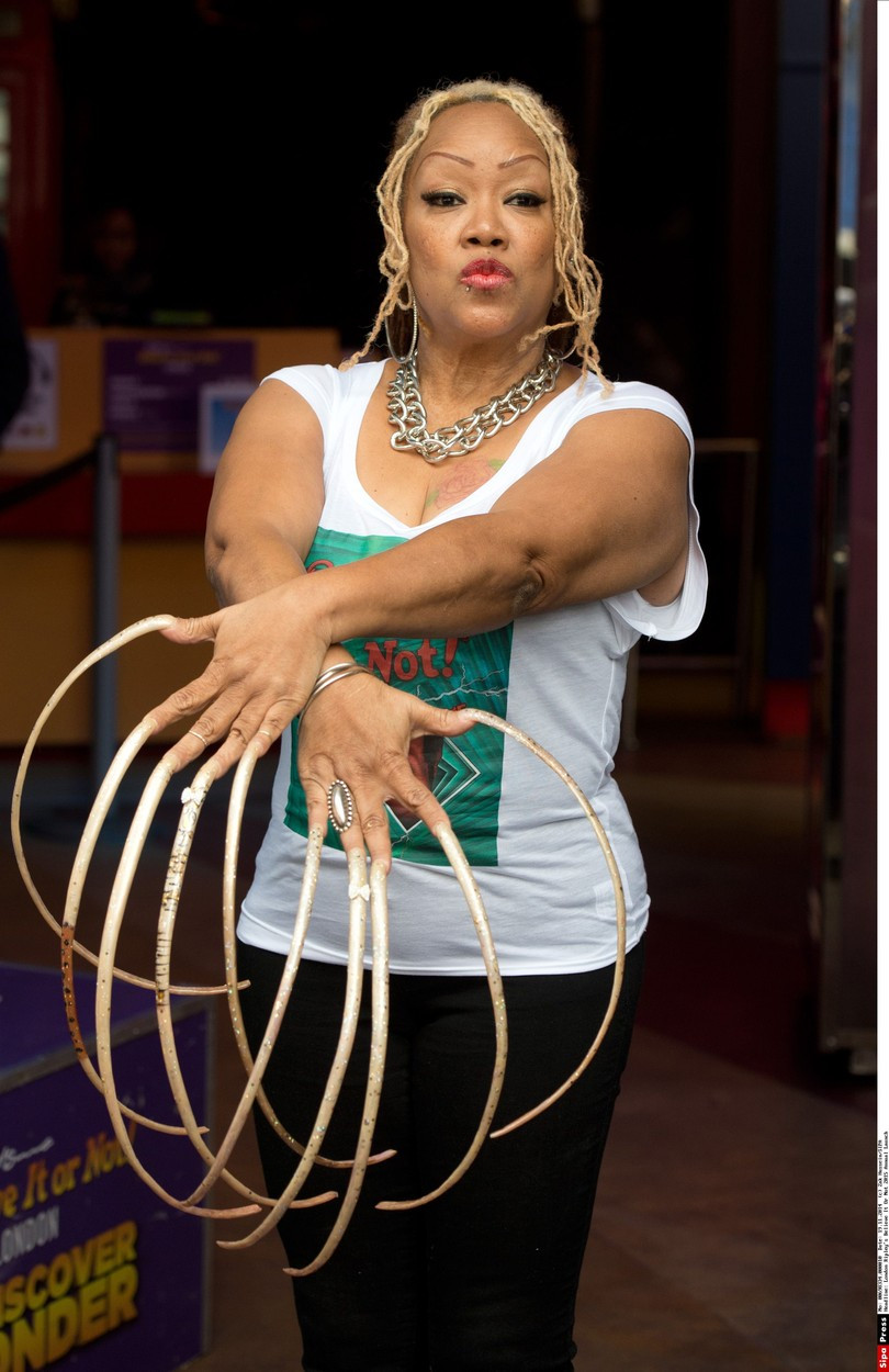 Femeia cu cele mai lungi unghii din lume şi le-a tăiat după aproape 30 de ani. VIDEO