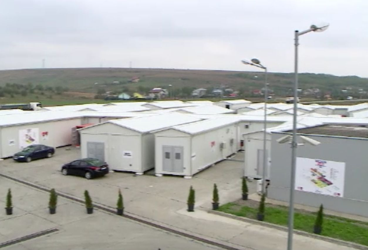 Epopeea spitalului modular de la Lețcani. Din cele 250 de paturi prevăzute, jumătate nu au loc înăuntru