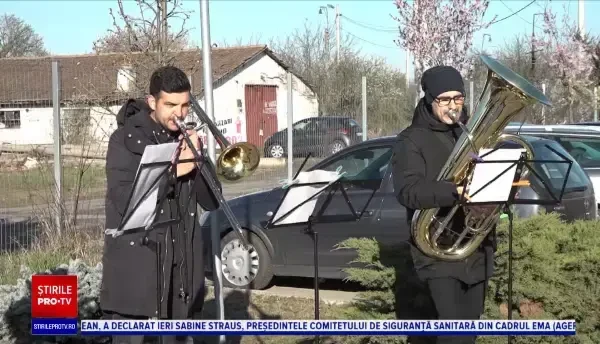 Cinci tineri muzicieni ai filarmonicii Arad au susținut un recital în curtea secțiilor COVID din oraș