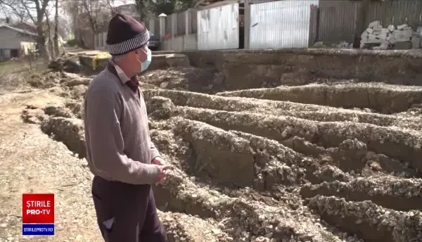 Drumuri distruse de alunecări de teren, în Prahova. Primăriile nu au bani să le repare